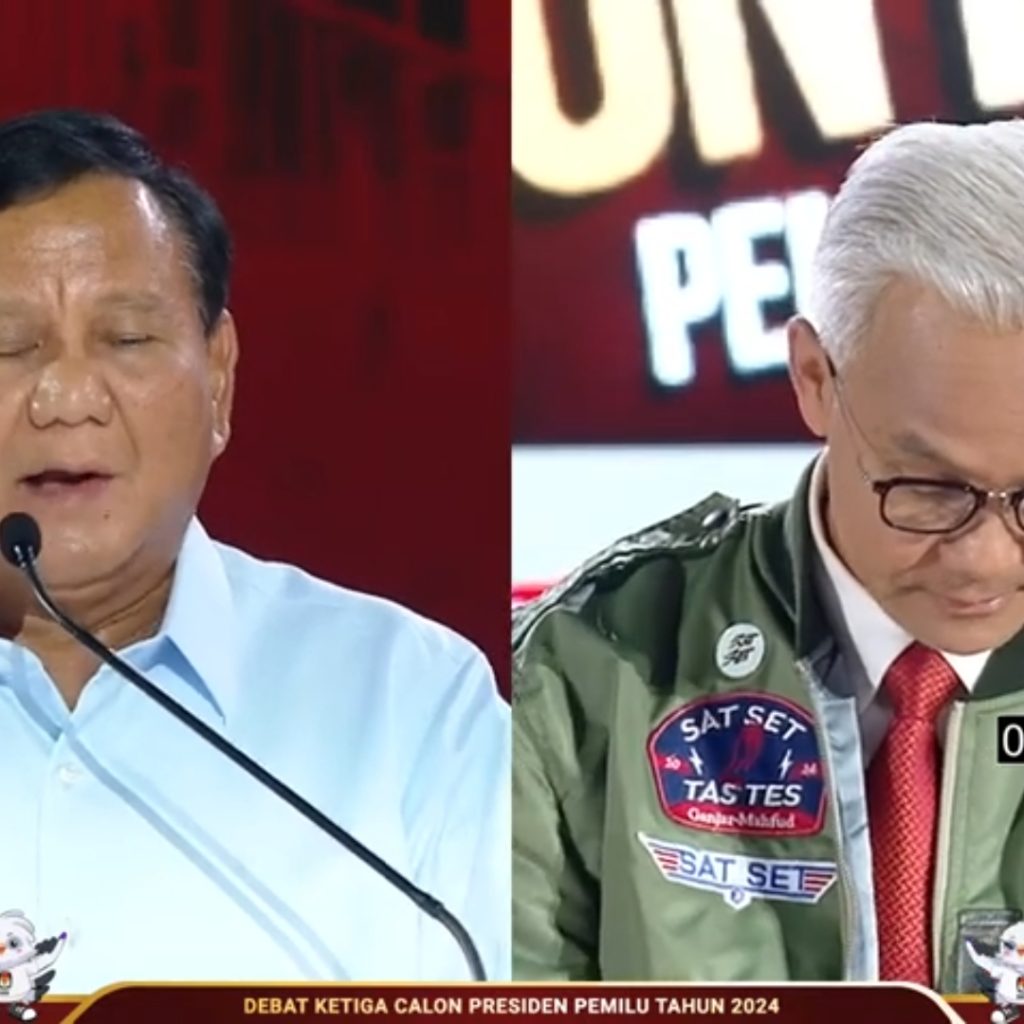 Momen Ganjar saat mencecar Prabowo yang mengatakan data miliknya keliru di debat capres 2024. Foto: Tangkapan Layar YouTube KPU RI