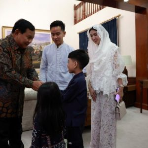 Prabowo Tawarkan Jan Ethes Berkuda: Mau yang Warna Putih atau Emas?