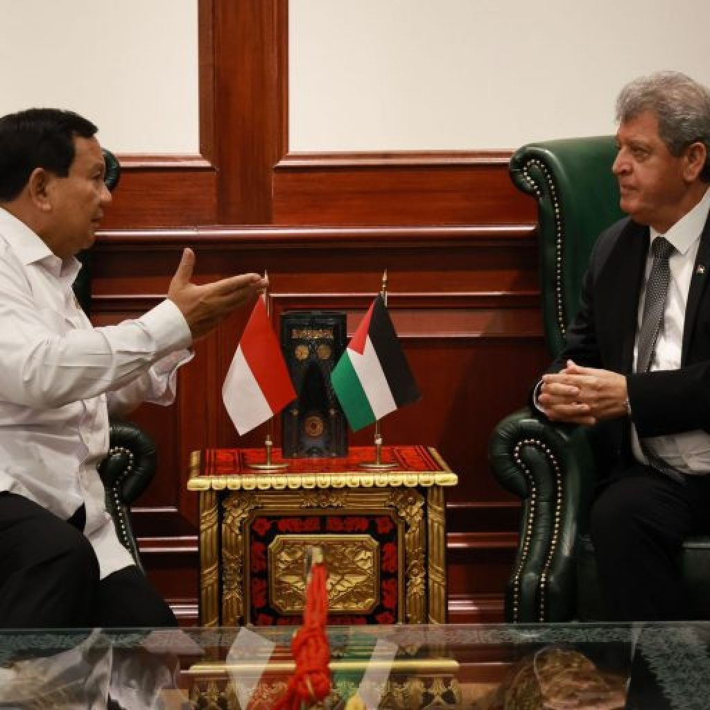 Menhan Prabowo membahas soal pengiriman kapal rumah sakit ke Palestina bersama Dubes Palestina dan Mesir. Foto: Laman Kemhan RI