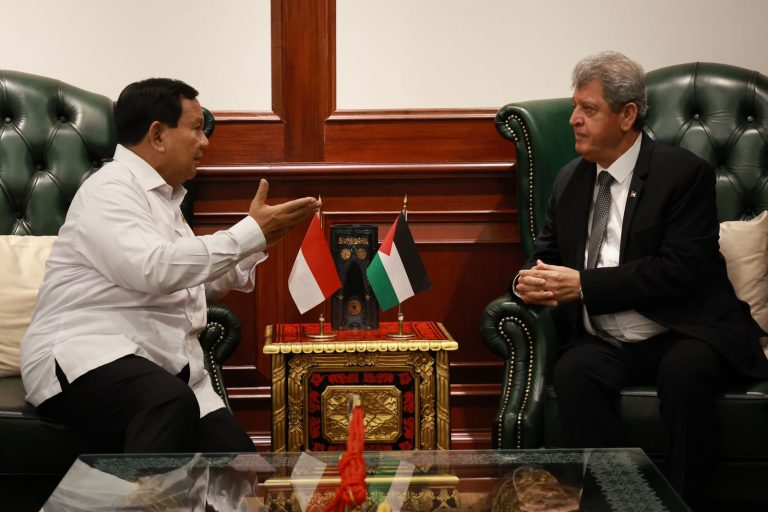 Menhan Prabowo membahas soal pengiriman kapal rumah sakit ke Palestina bersama Dubes Palestina dan Mesir. Foto: Laman Kemhan RI