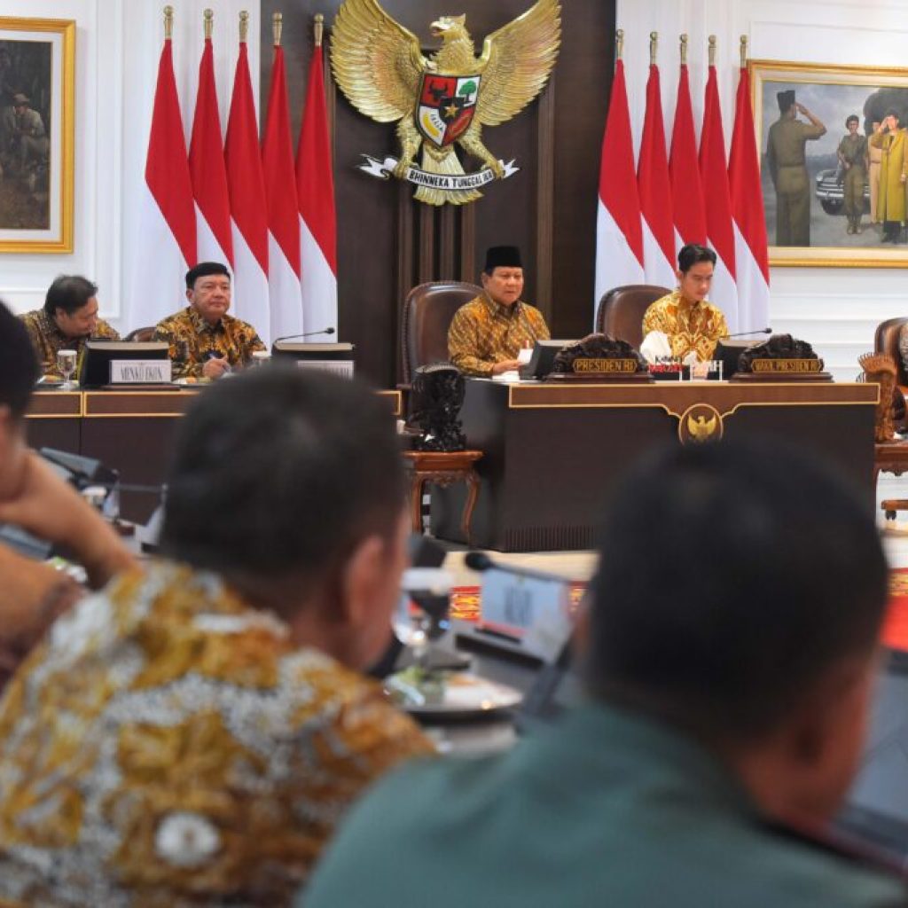 Prabowo Subianto memimpin rapat kabinet paripurna perdana. Foto: Humas Setkab/Rahmat