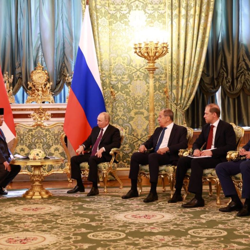 Prabowo Subianto bertemu Presiden Rusia, Vladimir Putin. Foto: Istimewa