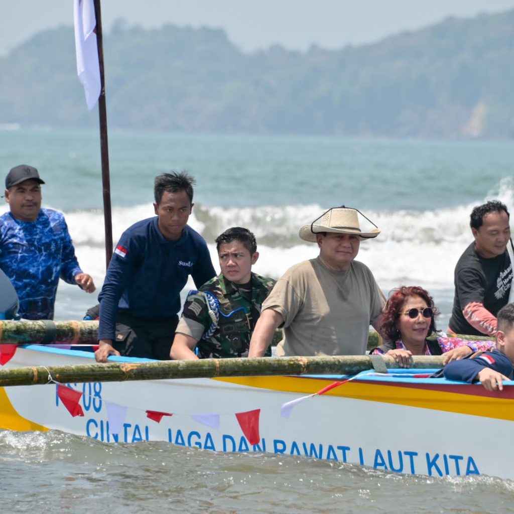 Menhan Prabowo Beri Bantuan 10 Unit Kapal dan Mesinnya untuk Nelayan di Pangandaran