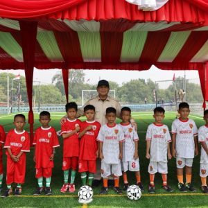 Prabowo Bermain Bola dengan Anak-anak di Lapangan Rumah Apung Muara Angke dan Beri Hadiah