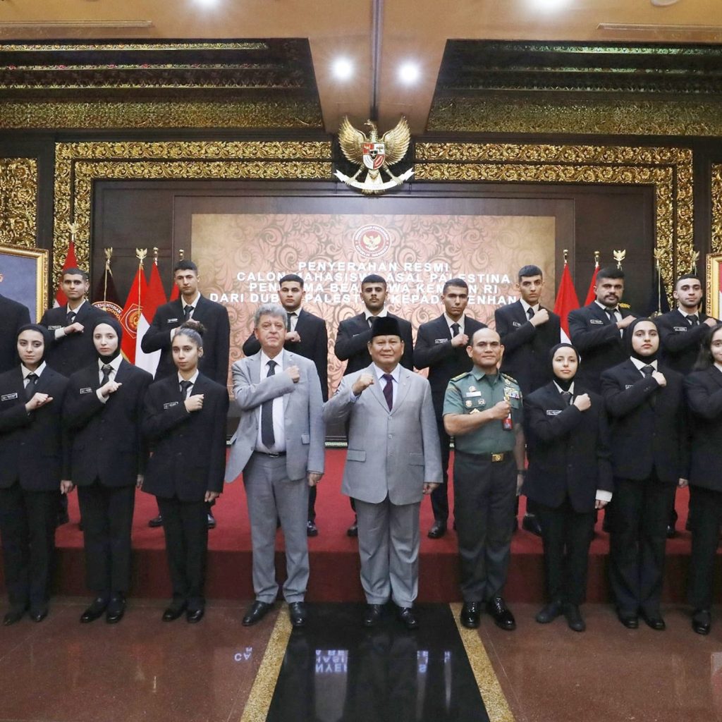 Menhan Prabowo terima 22 calon mahasiswa dari Palestina untuk belajar di Unhan. Foto: Laman Universitas Pertahanan RI