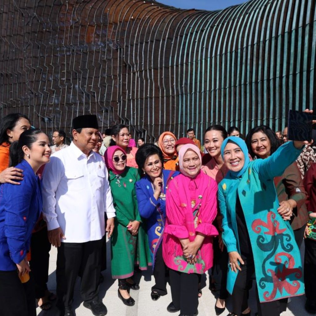 Momen selfie Prabowo bersama ibu-ibu di IKN. Foto: Istimewa