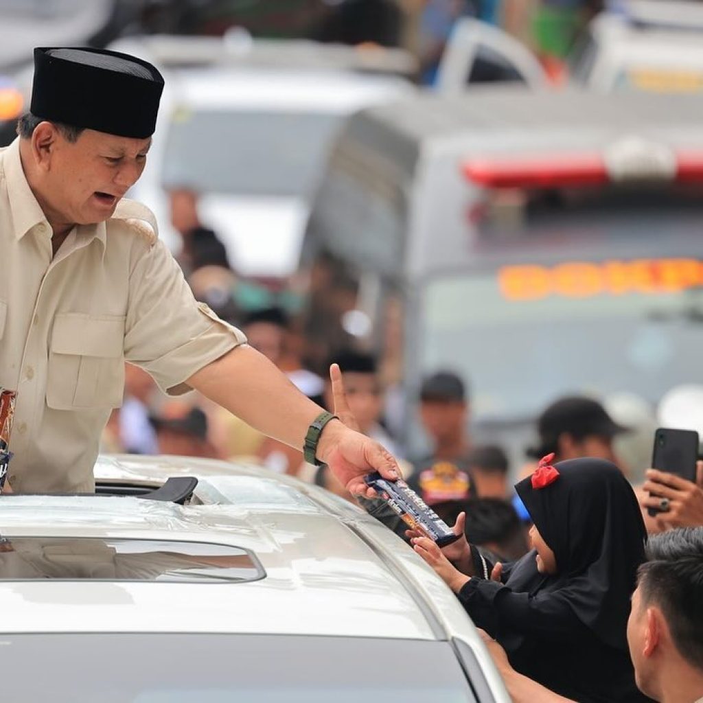 TUTURPEDIA - Prabowo Resmi Diberi Gelar 'Sahabat Santri' di Pondok Pesantren Genggong Probolinggo
