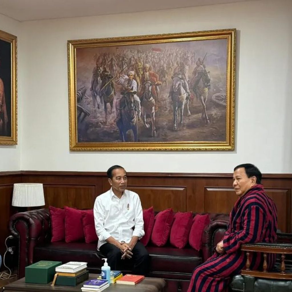 Jokowi menjenguk Prabowo di RSPPN Soedriman. Foto: instagram.com/jokowi