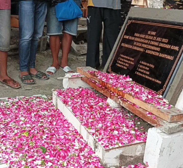 Prasasti 8 penambang emas Banyumas. Foto: Tangkap layar TikTok @dhndk.