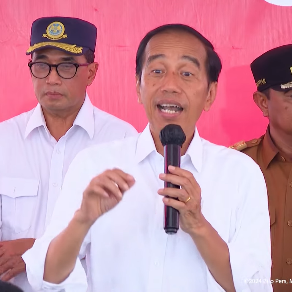 Presiden Jokowi beri bantuan pangan cadangan beras di Kabupaten Maros. Foto: Tangkapan Layar YouTube Sekretariat Presiden