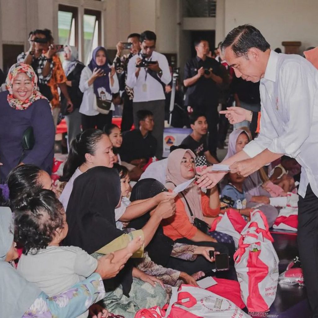 Presiden Jokowi menyambangi posko pengungsi banjir di Demak. Foto: Biro Pers Sekretariat Presiden