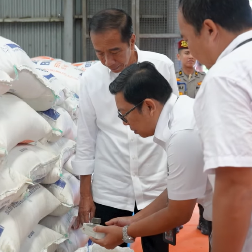 Presiden Jokowi memberikan bantuan pangan di Jambi. Foto: Tangkapan Layar YouTube Sekretariat Presiden