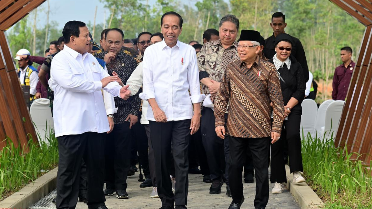 Jokowi, Prabowo, Ma’ruf Amin, dan sejumlah menteri siap menggelar rapat kabinet pertama di IKN. Foto: setneg.go.id