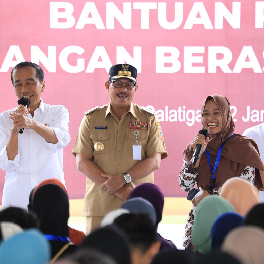 Jokowi salurkan bantuan cadangan pangan berupa beras untuk warga Salatiga. Foto: Humas Pemprov Jateng