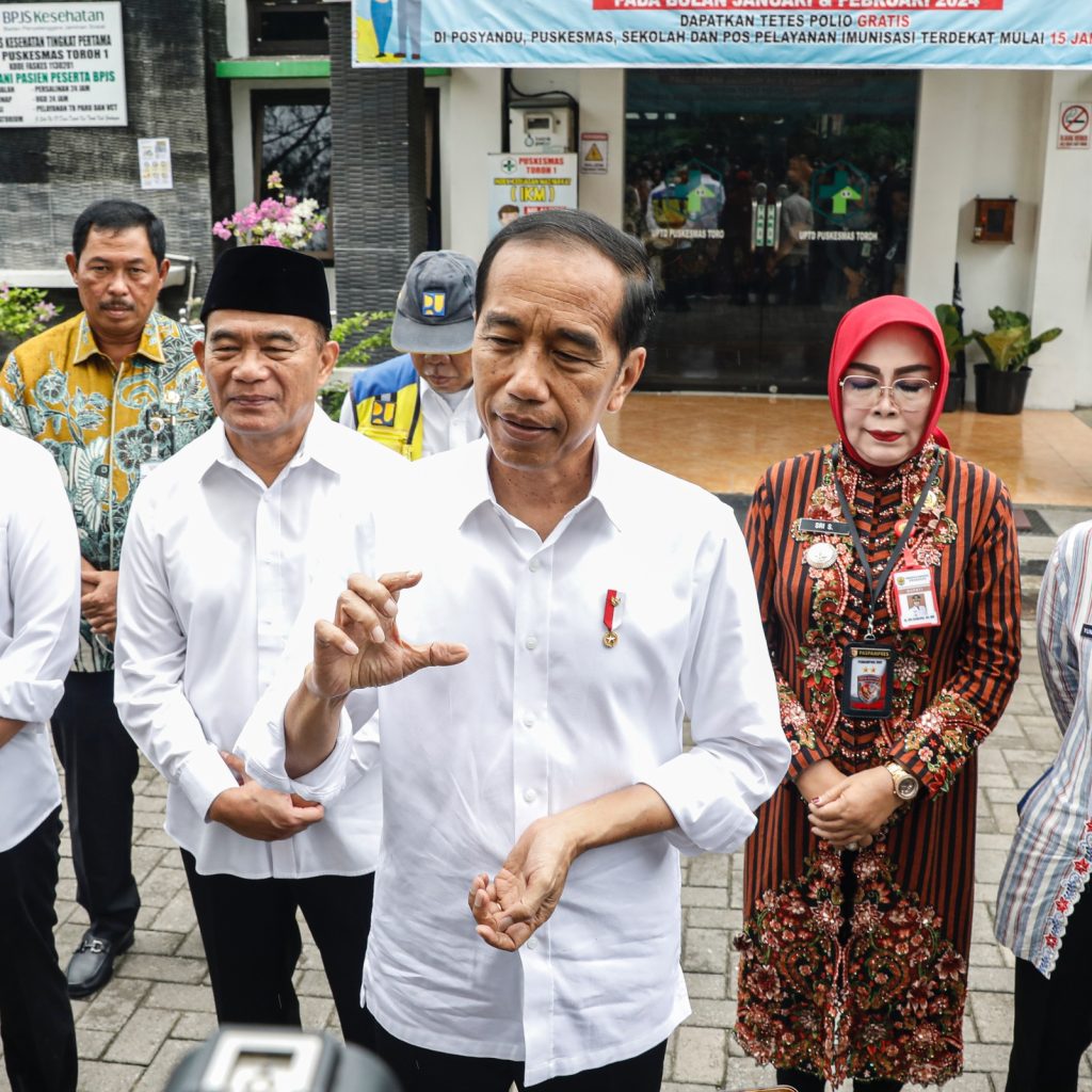 Jokowi mengecek ketersediaan layanan USG di Puskesmas Toroh 1 Grobogan. Foto: Humas Pemprov Jateng