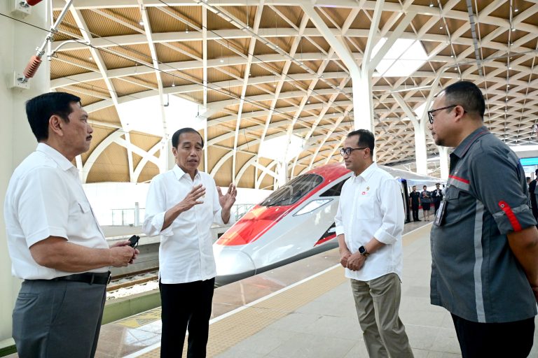 Jokowi melakukan uji coba Kereta Cepat Jakarta Bandung. FOTO: Setkab.go.id