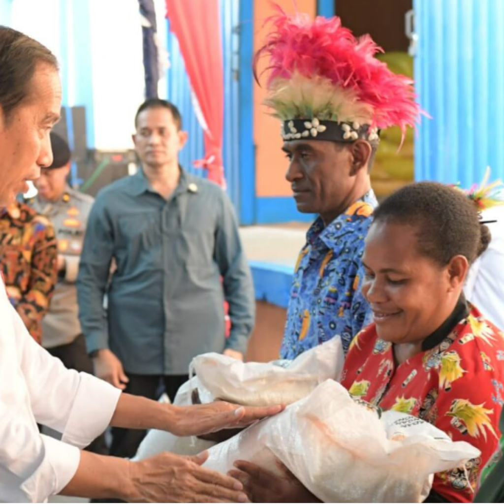 Jokowi salurkan bantuan pangan di Kabupaten Biak Numfor. Foto: Laman Presiden RI