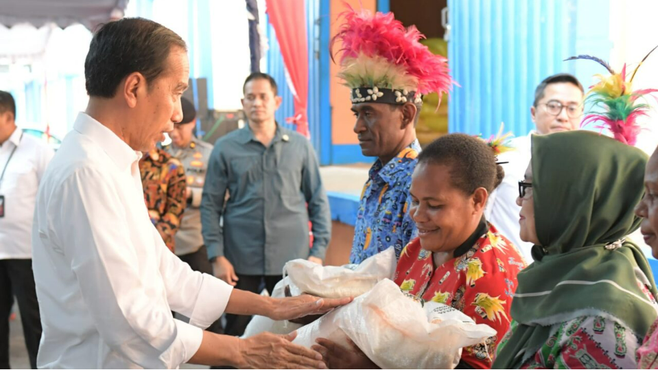 Jokowi salurkan bantuan pangan di Kabupaten Biak Numfor. Foto: Laman Presiden RI