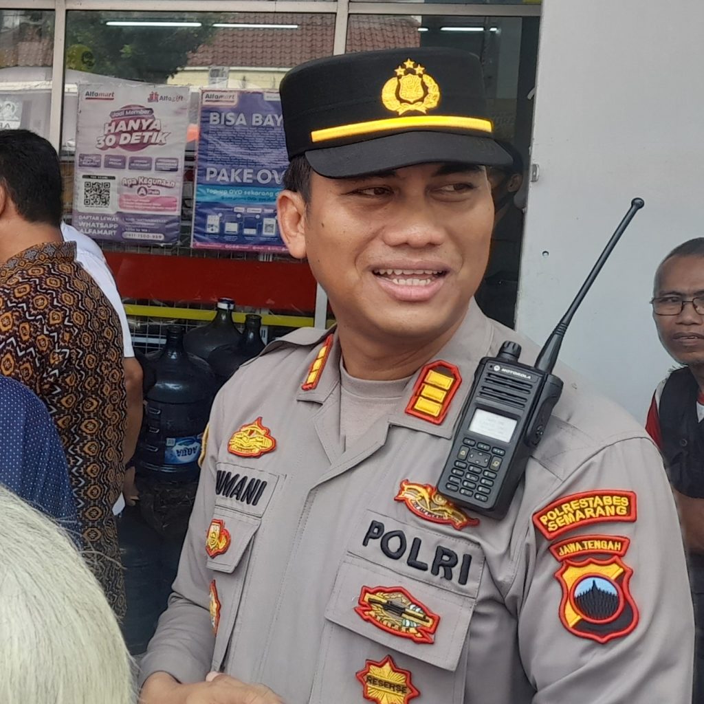 Seorang pria ditemukan tak sadarkan diri di Alfamart Abdulrahman Saleh Semarang. Foto: Dokumentasi Tuturpedia (Rizal Akbar).