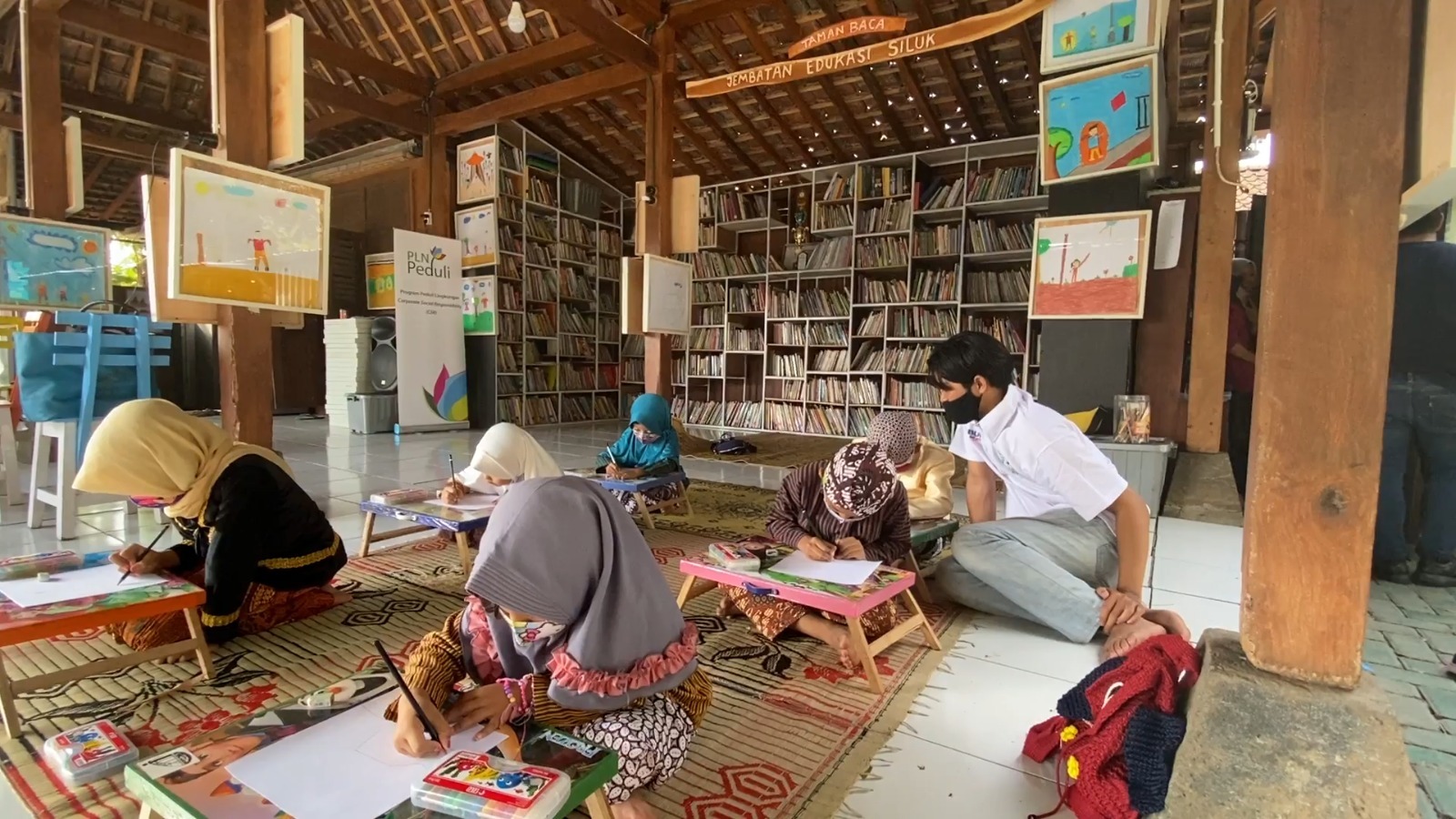 TUTURPEDIA - Wujudkan Sekolah Sungai Siluk, Program PLN Peduli Terima 2 Penghargaan dari ICA dan ISDA