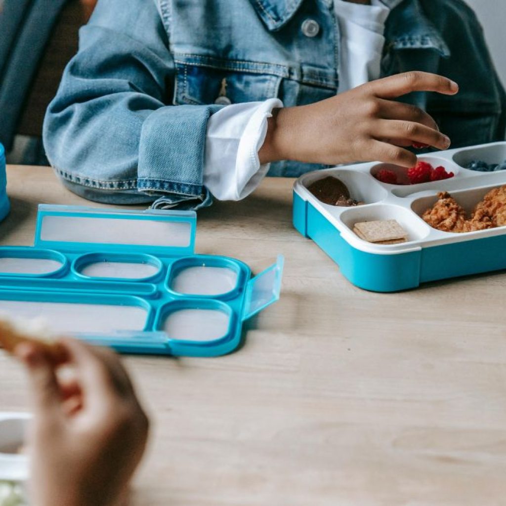 TUTURPEDIA - Program Makan Siang Gratis Diiuji Coba di Tangerang, Airlangga Hartanto: Simulasi