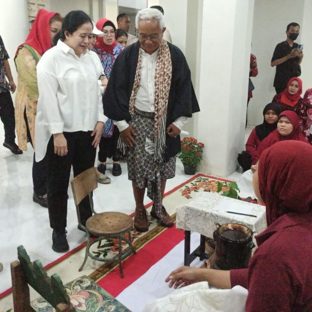 TUTURPEDIA - Kunjungi Galeri Sentra Batik Alam di Semarang, Puan Maharani Minta untuk Dikembangkan