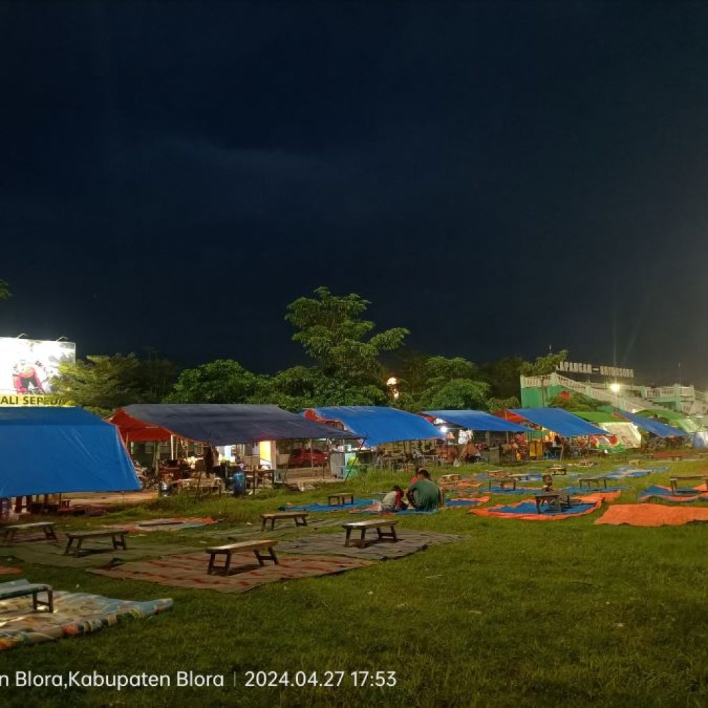 Suasana pusat angkringan eks Stadion Kridosono Blora. Foto: Dok. Lilik Yuliantoro