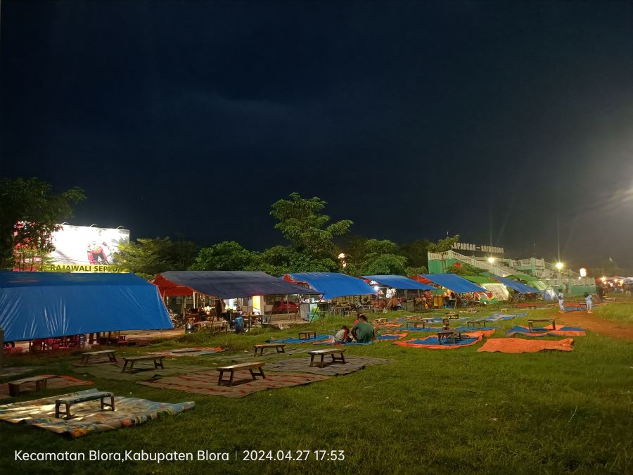 Suasana pusat angkringan eks Stadion Kridosono Blora. Foto: Dok. Lilik Yuliantoro