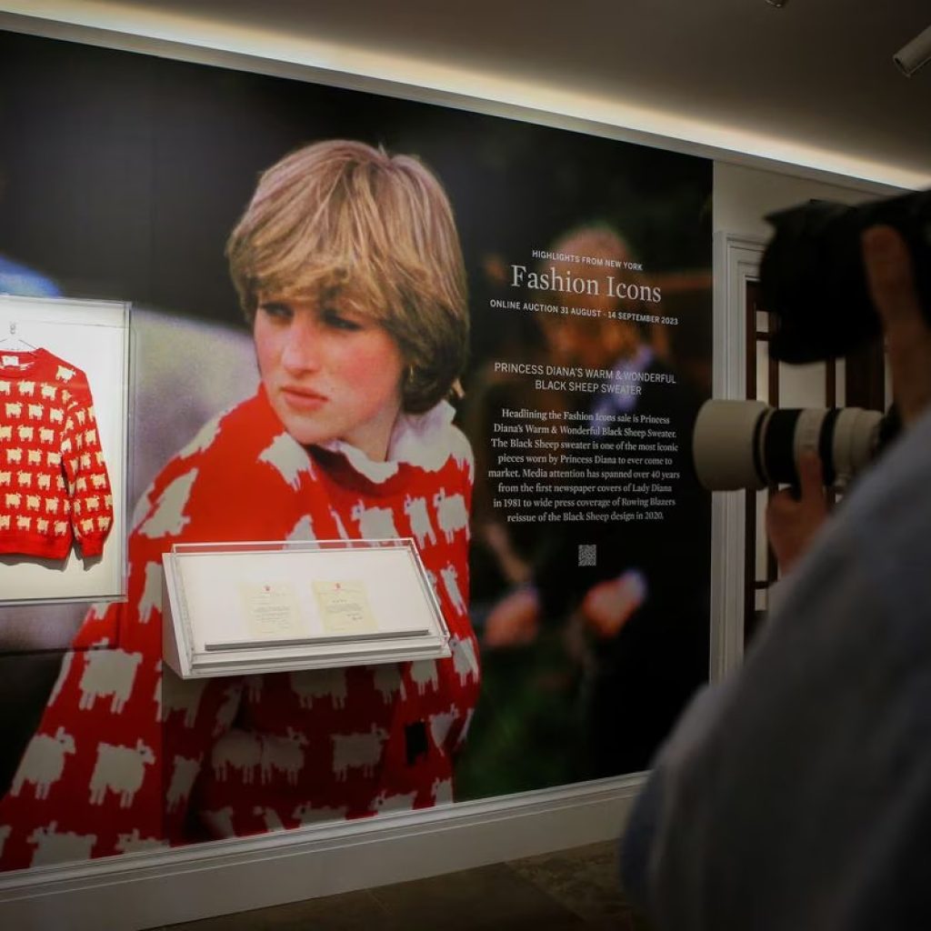 (Sweater ‘domba hitam’ asli buatan Warm & Wonderful yang pernah dikenakan oleh Putri Diana dipajang di Sotheby’s London, Inggris. Foto: Rachel Adams/Reuters)