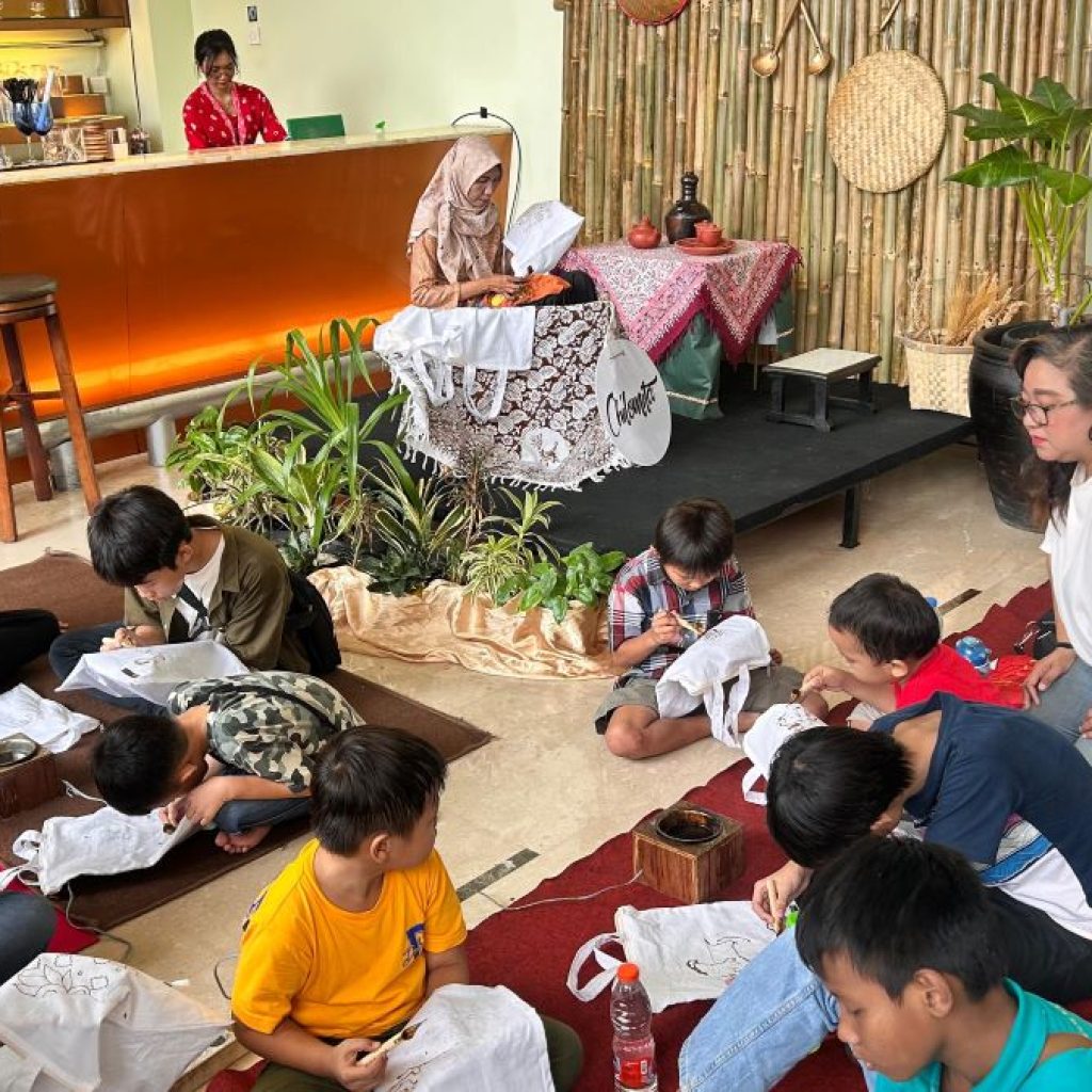 Pelatihan membatik di acara pesta rakyat yang digelar oleh Quest Hotel Simpang Lima Semarang. Foto: Dok. Quest Hotel Simpang Lima