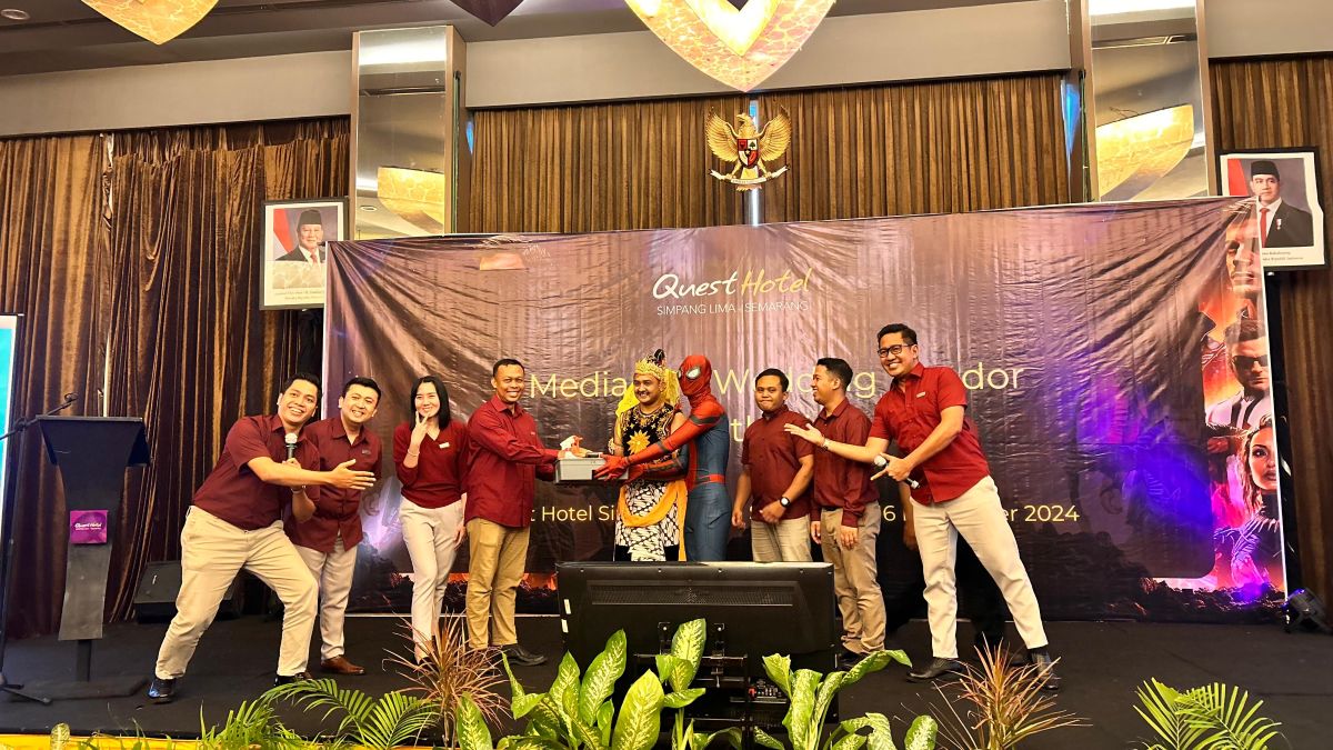 Tim Quest Hotel Simpang Lima Semarang kenakan kostum superhero untuk sambut Nataru. Foto: Istimewa