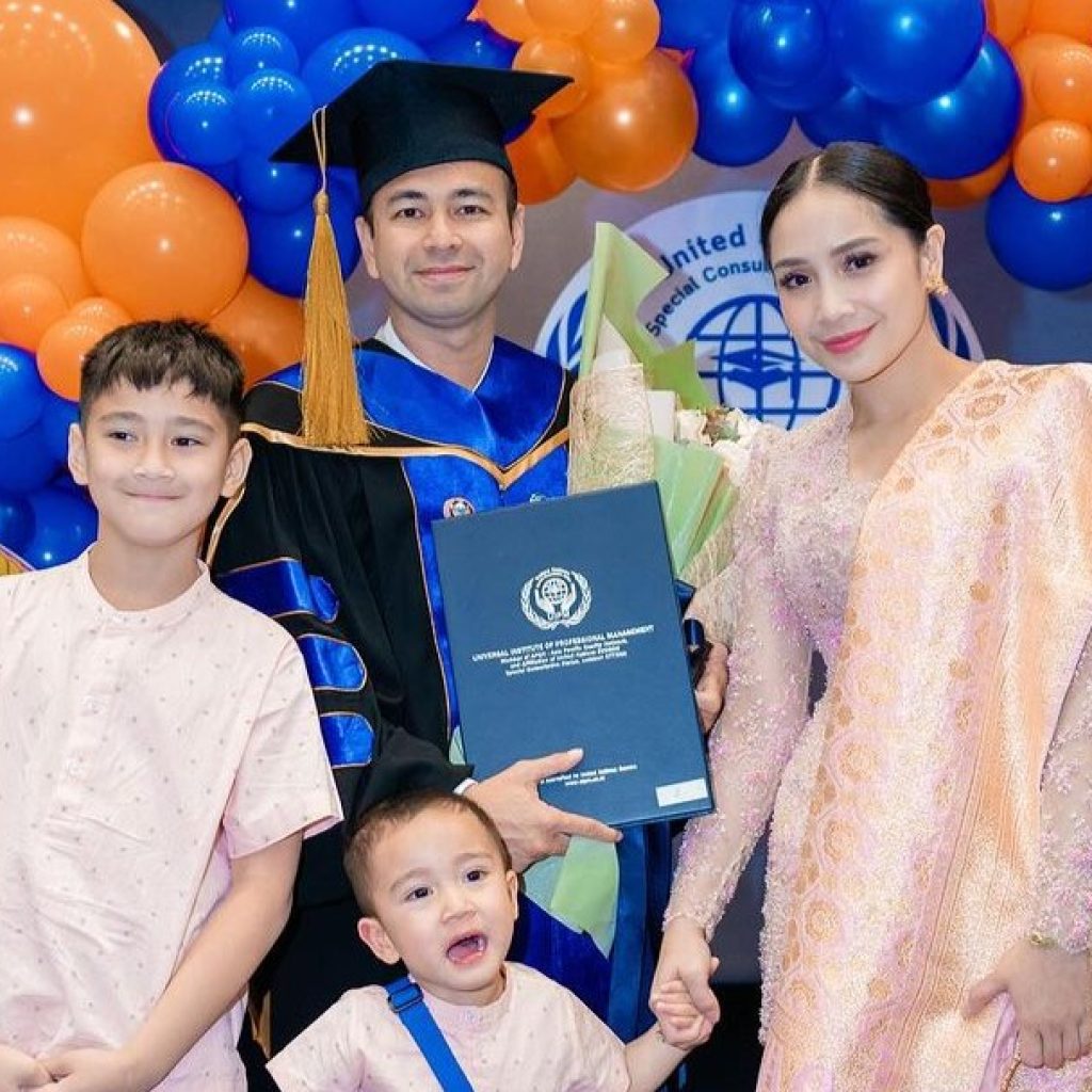 Raffi Ahmad mendapatkan gelar doktor kehormatan. Foto: instagram.com/raffinagita1717