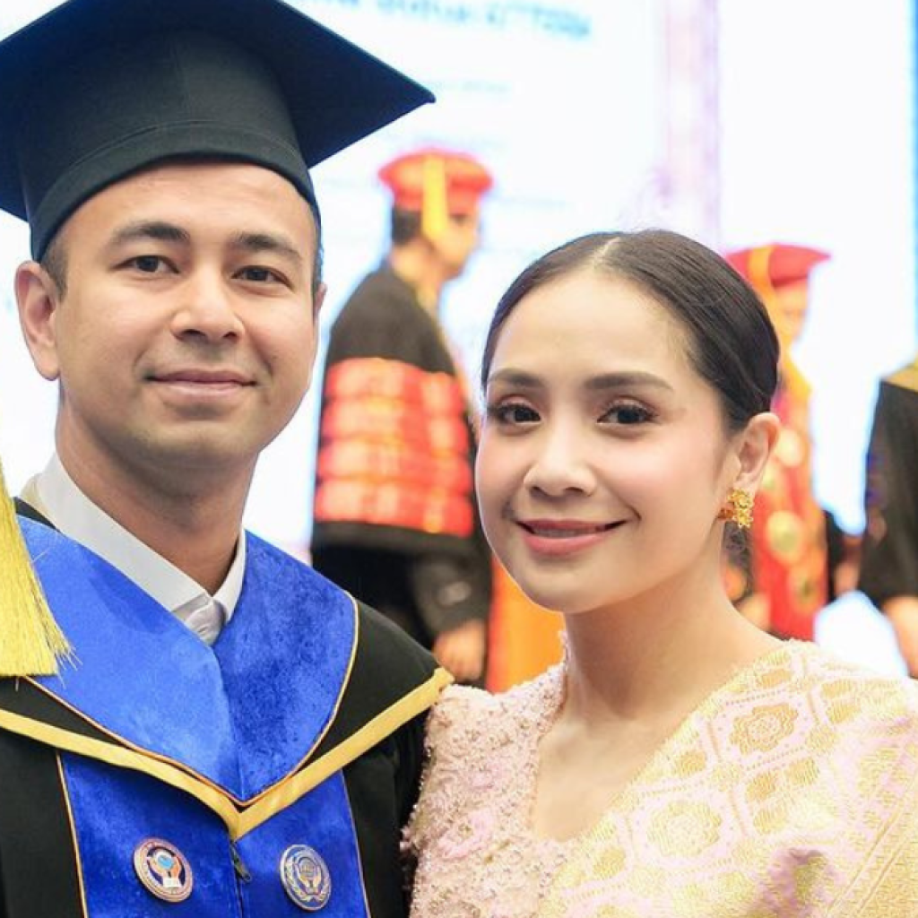 Raffi Ahmad didampingi Nagita Slavina saat dapat gelar Honoris Causa dari UIPM Thailand. Foto: instagram.com/raffinagita1717
