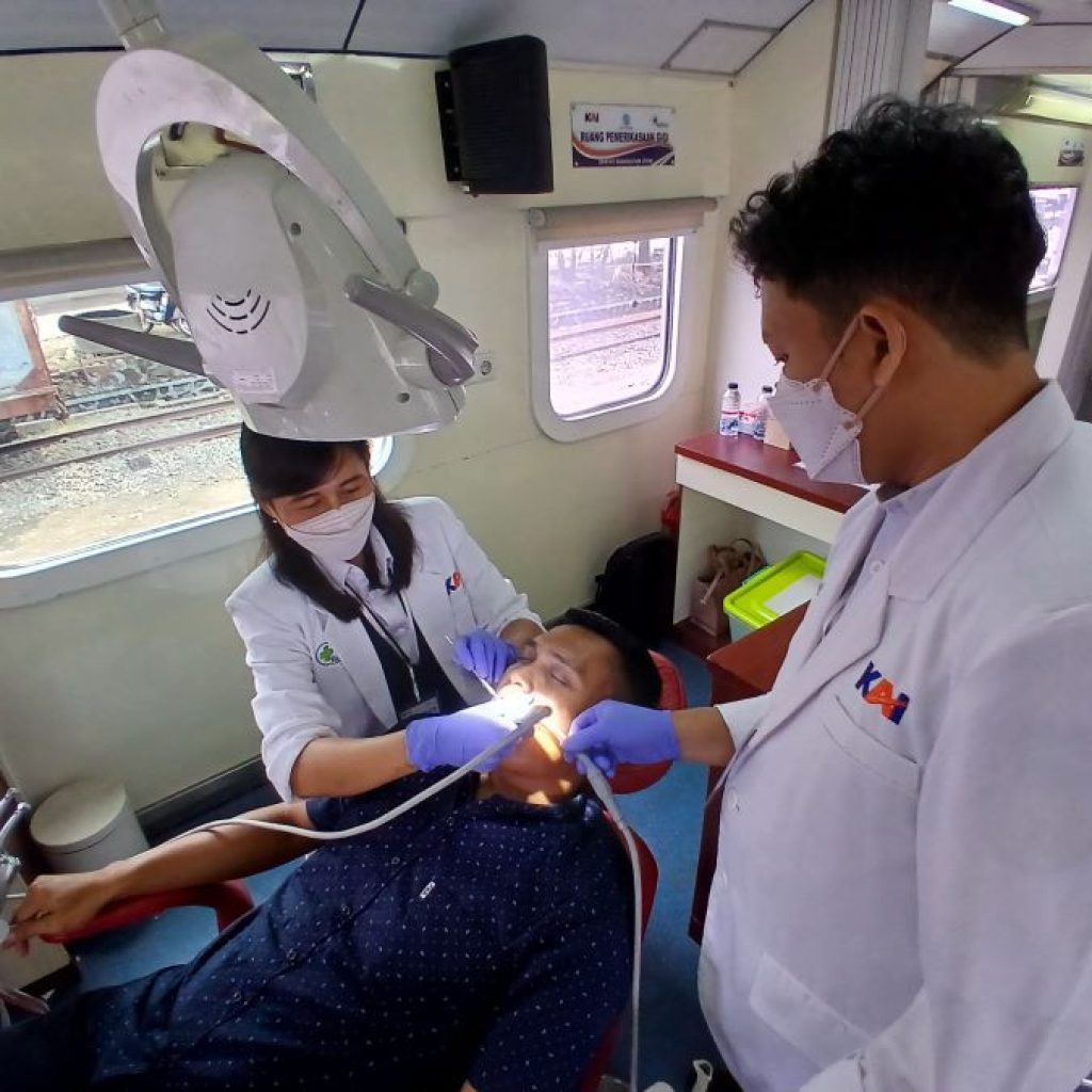 Pelayanan kesehatan KAI Daop 4 Semarang dengan menggunakan rail clinic di Stasiun Gundih. Foto: Dok. KAI Daop 4 Semarang