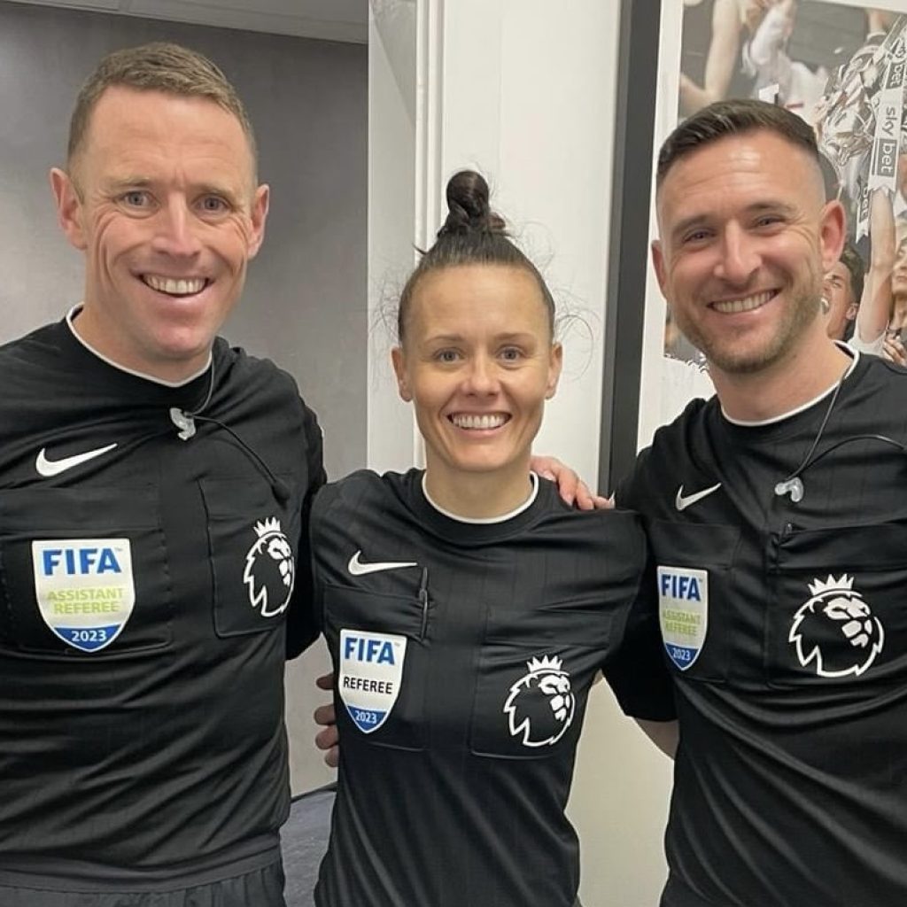 Rebecca Welch resmi jadi wasit wanita pertama di Liga Inggris dalam pertandingan Fulham vs Burnley. Foto: x.com/FA_PGMOL