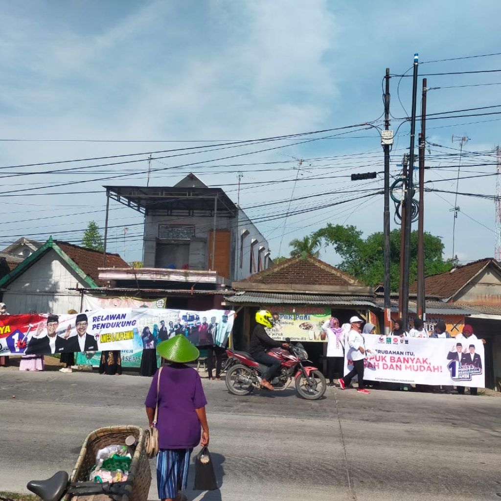 TUTURPEDIA - Relawan AMIN Randublatung Sebarkan Kalender, Kaos dan Tas pada Warga