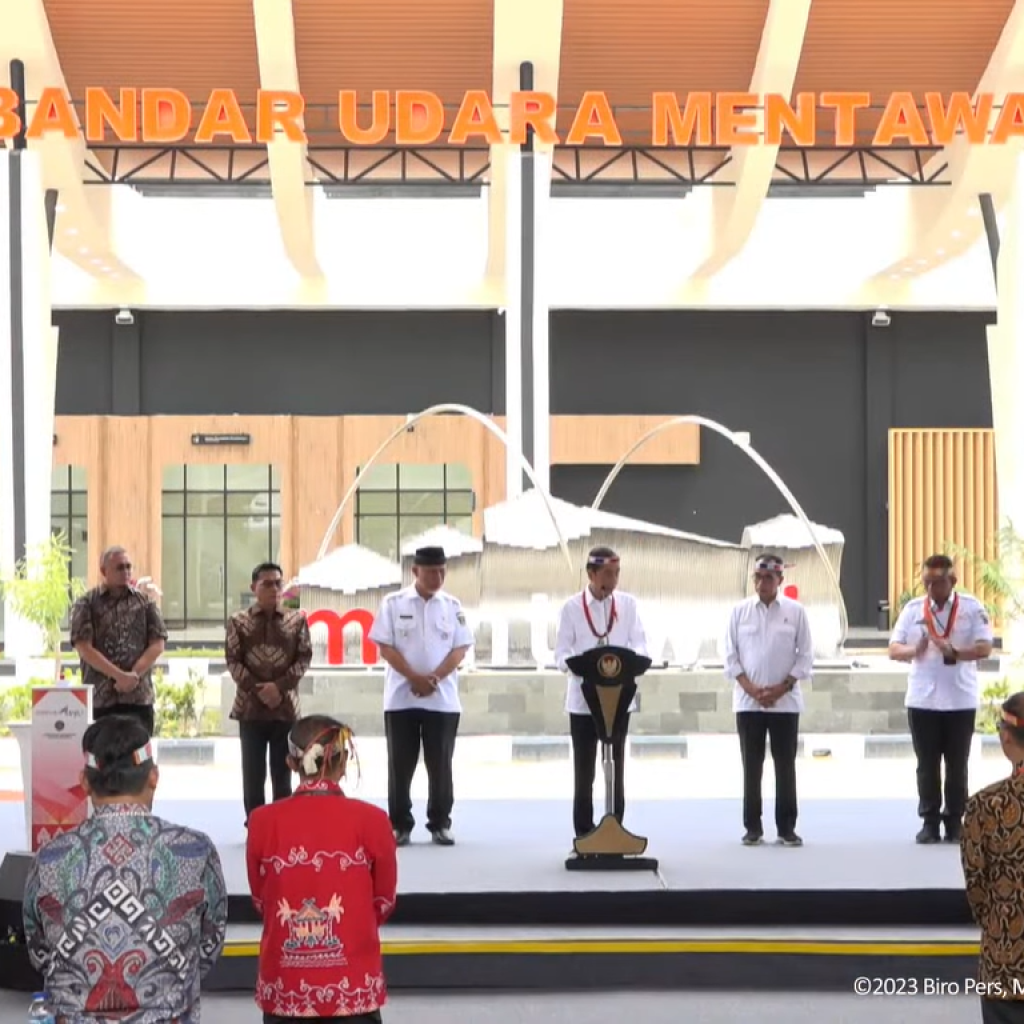Jokowi resmikan bandara Mentawai. Foto: YouTube Sekretariat Presiden