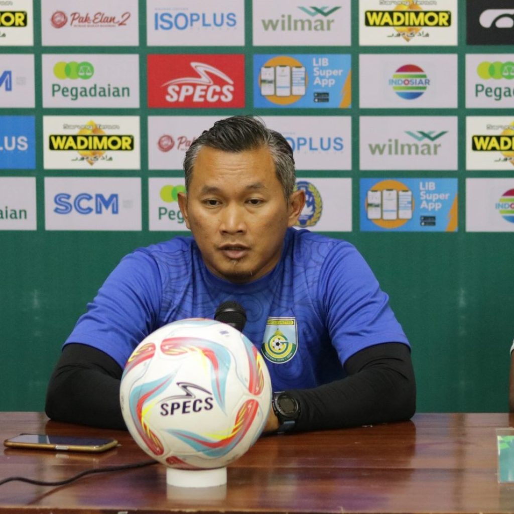 Rudy Eka Priyambada mengundurkan diri sebagai pelatih Gresik United. Foto: gresikunited.com