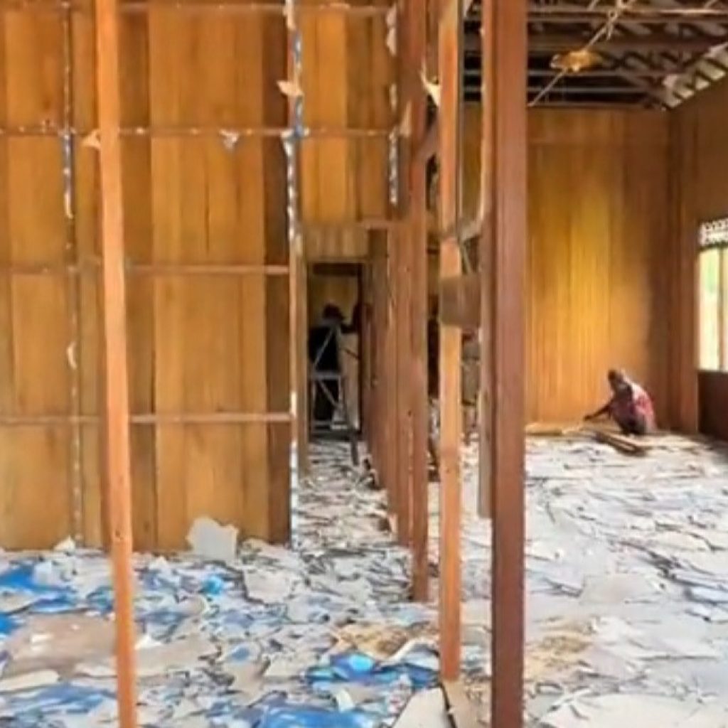 Kondisi rumah Acil Jouleha yang dirobohkan usai suaminya kedapatan selingkuh. Foto: tiktok.com/@miralestari1191