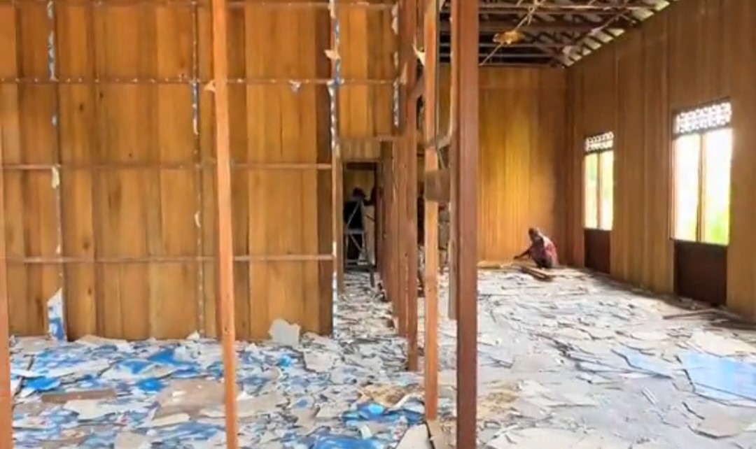 Kondisi rumah Acil Jouleha yang dirobohkan usai suaminya kedapatan selingkuh. Foto: tiktok.com/@miralestari1191