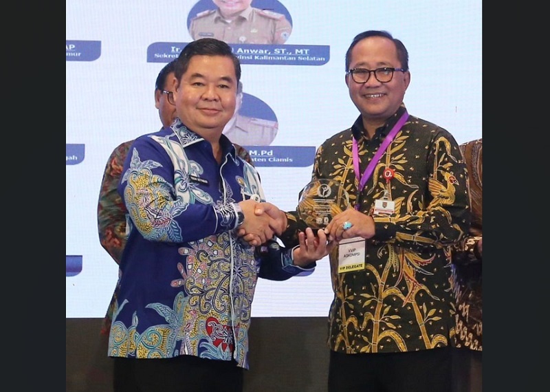 Sekda Semarang Iswar Aminuddin, saat menerima Penghargaan ADLGA Tingkat Nasional di Jakarta, Kamis (27/7/2023). Foto: Instagram @iswaraminuddin.