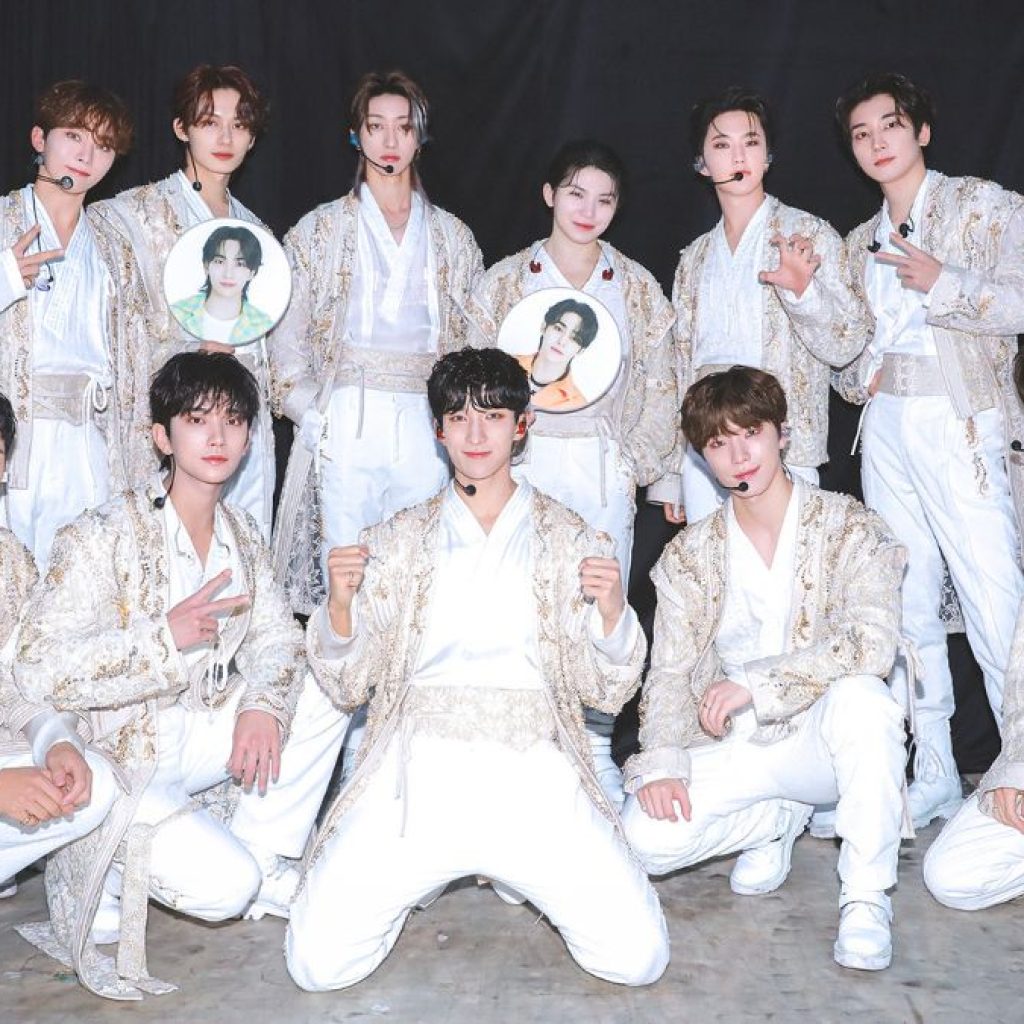 TUTURPEDIA - SEVENTEEN Jadi Grup K-Pop Ketiga yang akan Tampil di Nissan Stadium, Cek Kesamaan dengan Grup Sebelumnya!