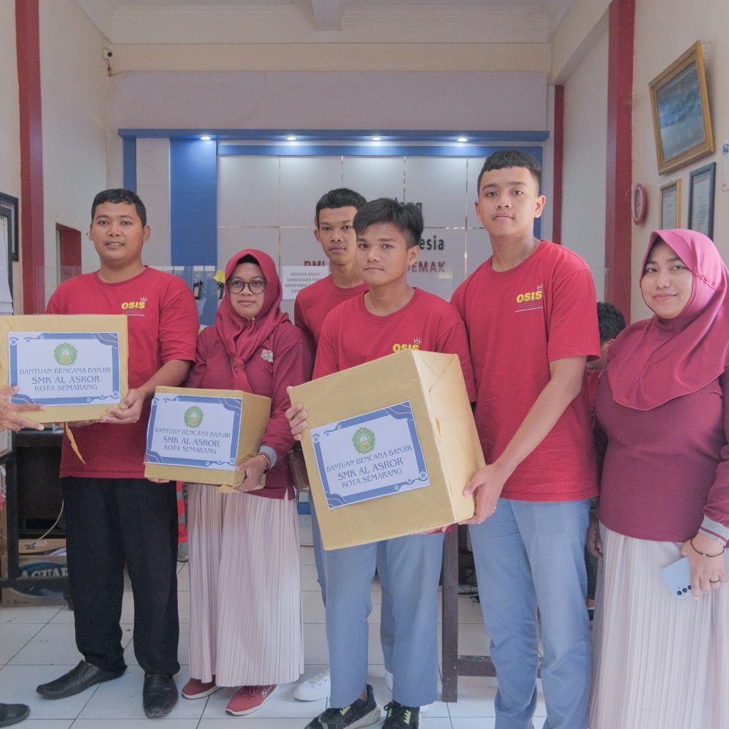 Peduli Korban Banjir Demak, SMK Al-Asror Semarang Ajak Siswa Berdonasi untuk Melatih Empati