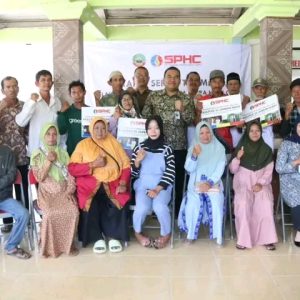 Tiba di Blora, Bupati Arief Rohman Tancap Gas Serahkan Bantuan Jambanisasi untuk 4 Desa