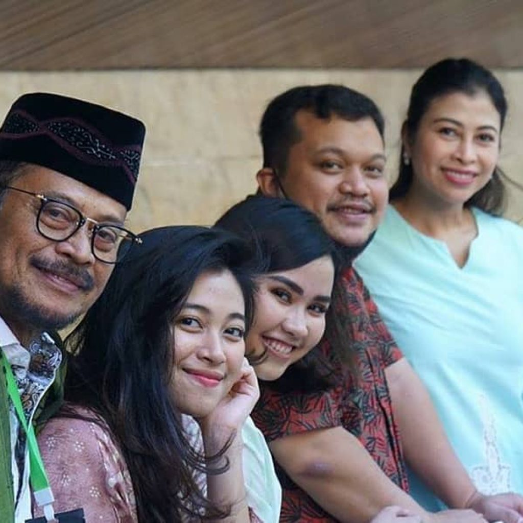 Indira Chunda Thita (paling kiri) bersama Syahrul Yasin Limpo dan keluarga. Foto: instagram.com/syasinlimpo