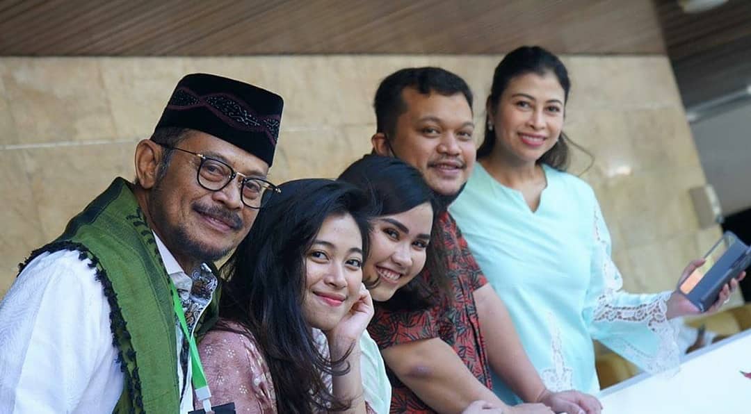 Indira Chunda Thita (paling kiri) bersama Syahrul Yasin Limpo dan keluarga. Foto: instagram.com/syasinlimpo