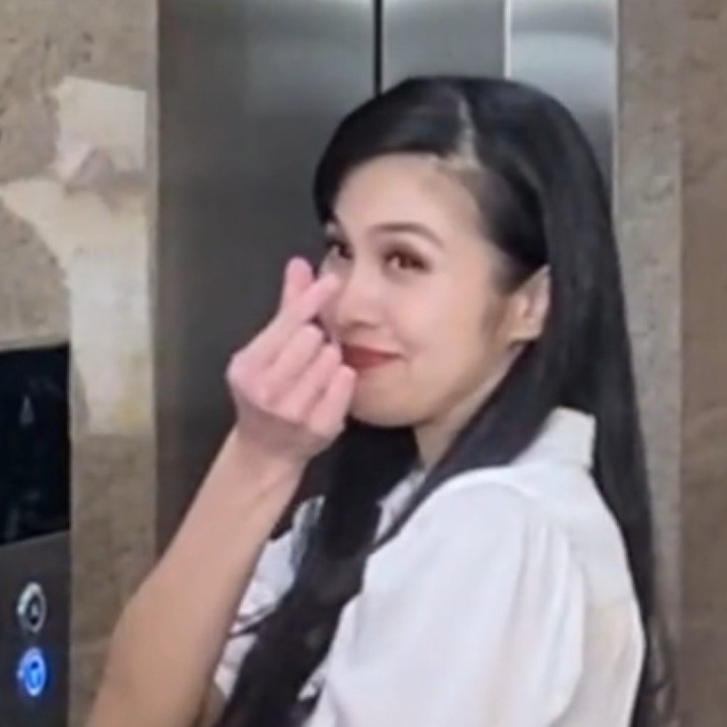 Sandra Dewi berpose hati saat hendak diperiksa Kejagung. Foto: tiktok.com/@barcelonnnsss