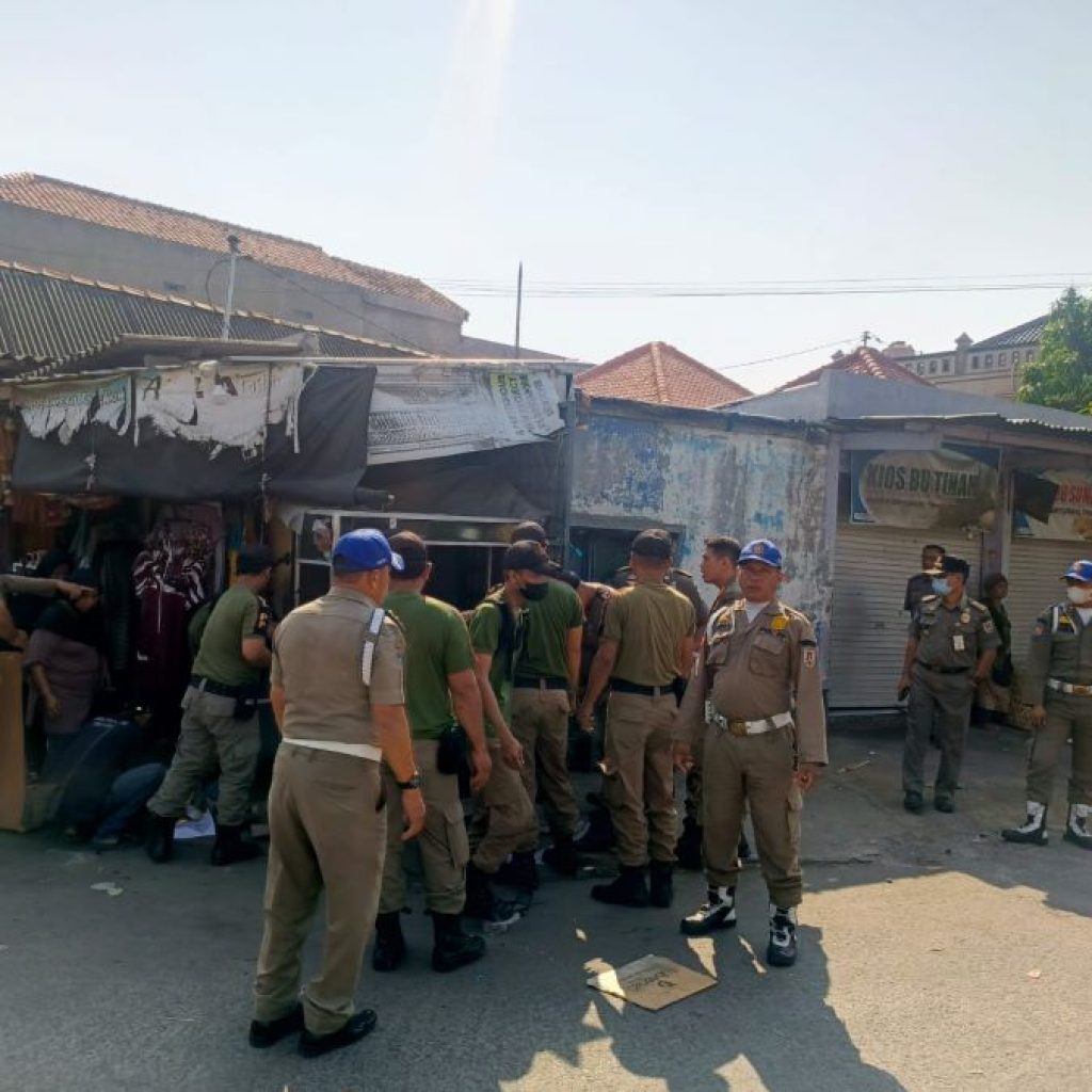 Satpol PP menertibkan 90 pedagang liar. Foto: Dok. Alan Henry