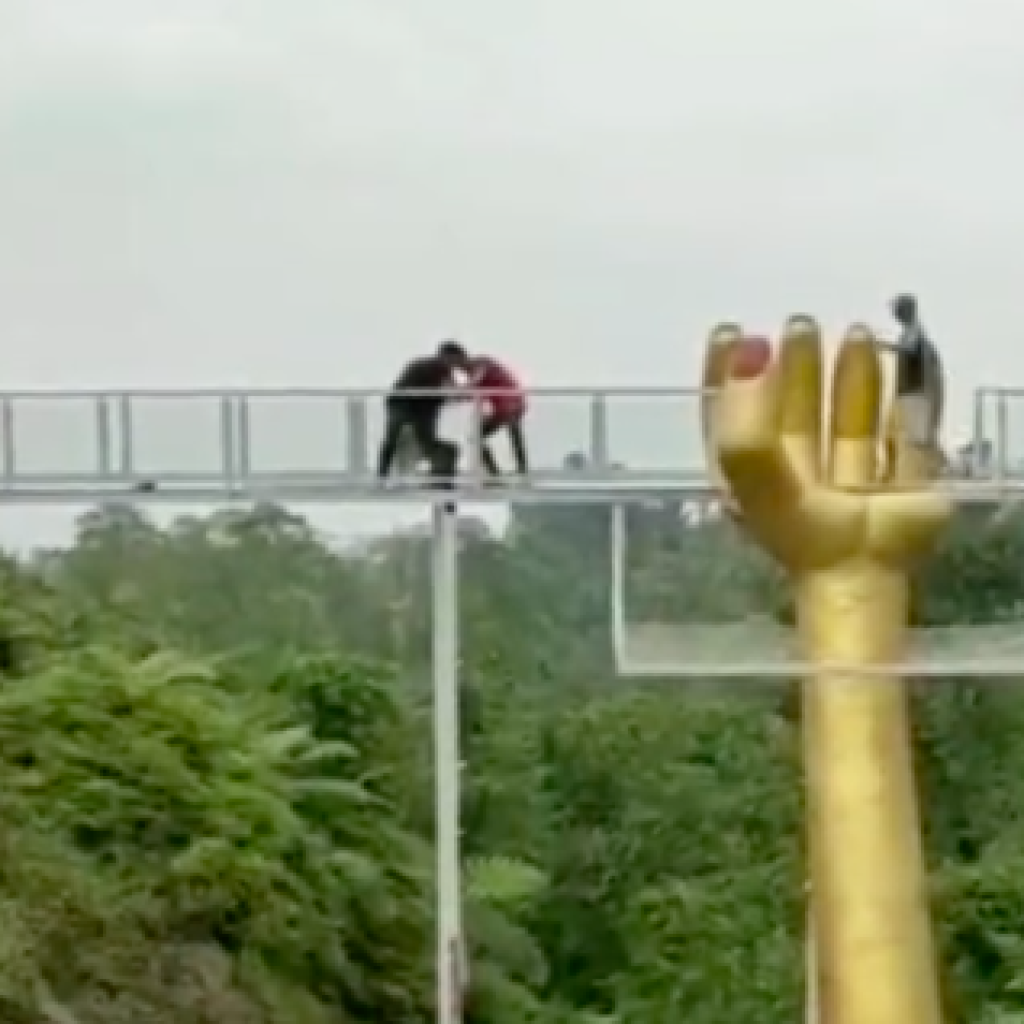 Pemilik wisata The Geong ditetapkan sebagai tersangka atas kasus pecahnya jembatan kaca. Foto: X.com/ Heraloebss