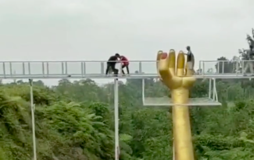 Pemilik wisata The Geong ditetapkan sebagai tersangka atas kasus pecahnya jembatan kaca. Foto: X.com/ Heraloebss